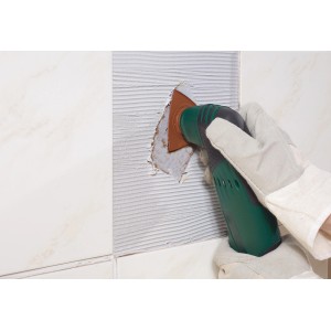 LUX Delta Schleifplatte HM im Einsatz zum Entfernen von Kleberesten auf Fliesen.