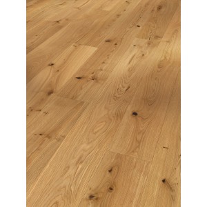 Parkettboden: Rustikale Eiche, gebürstet und geölt, mit V-Fuge. Natürliche Holzoptik für Wohnräume.