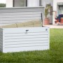 Geöffnete, weiße Biohort Freizeitbox 130 im Garten, gefüllt mit Auflagen.