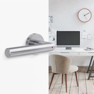 Novadoors Edelstahl Türgriff Nova Mio Smart2Lock rechts, mit roter Anzeige, auf weißer Tür für Innentüren.