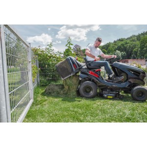 Al-Ko Benzin-Rasentraktor Easy 15-93.2 HD-A beim Rasenmähen mit vollem Fangkorb.