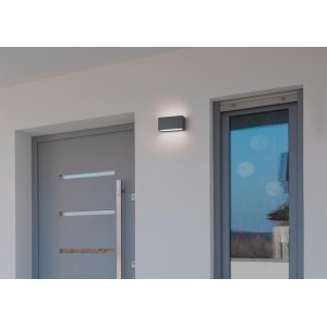 Moderne Trio LED-Wandleuchte Trent in Anthrazit an Hauswand.