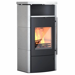 Accente Kaminofen Sandstein Creamy White 6 kW mit Automatik und brennendem Holz im Feuerraum.