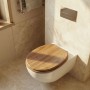 Sinobath WC-Sitz mit Holzmaserung und Absenkautomatik. Robuster Toilettensitz mit Metallscharnieren im modernen Bad.