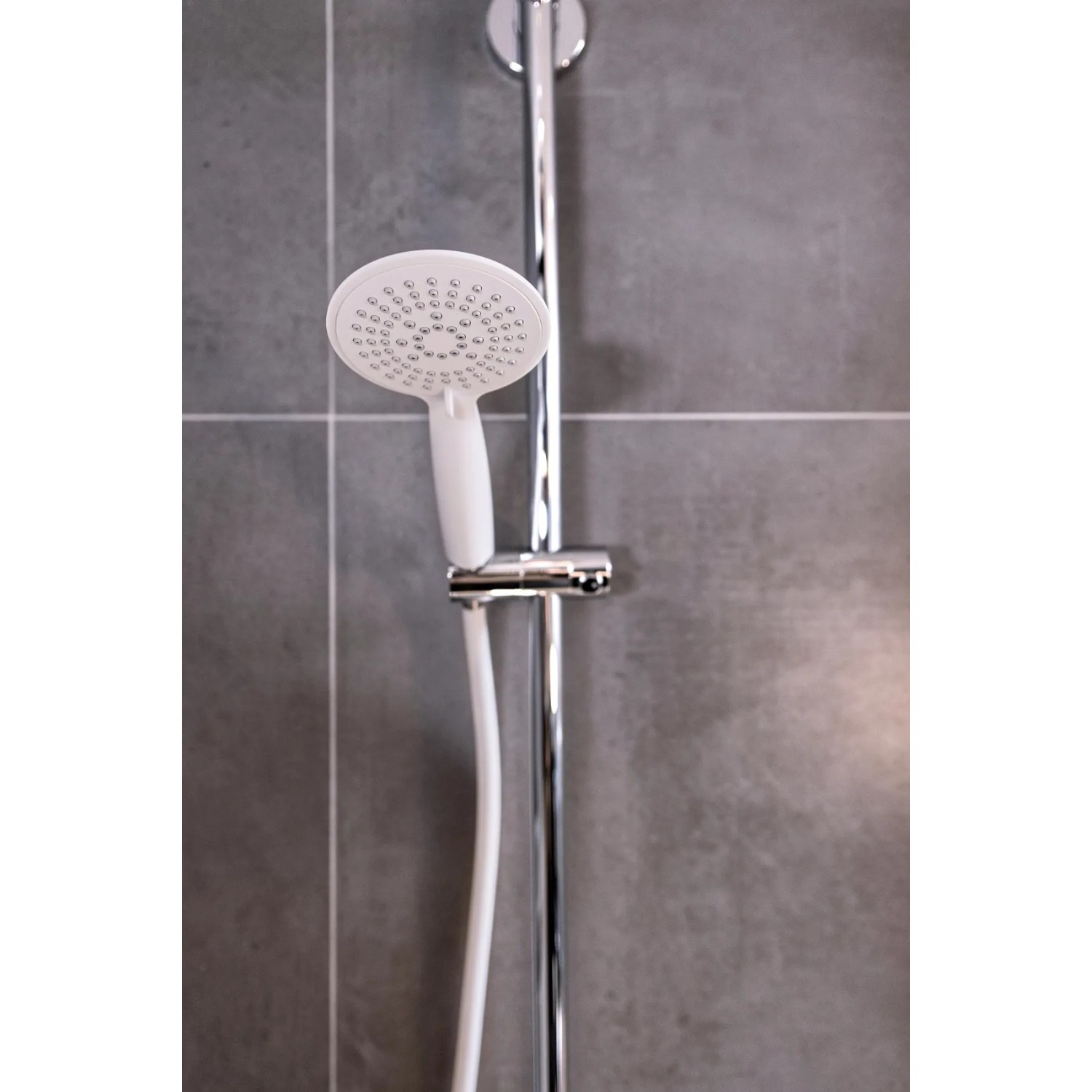 Wenko Duschkopf Young, weiße Handbrause mit 5 Strahlarten und Antikalk-Noppen.