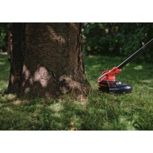 Skil Akku-Rasentrimmer 0250CA (ohne Akku/Ladegerät) im Einsatz am Baum. 33 cm Schnittbreite.