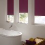 Lila Gardinia EasyFix Thermo Rollo, 100x150 cm, in modernem Badezimmer mit Badewanne und Fenster.
