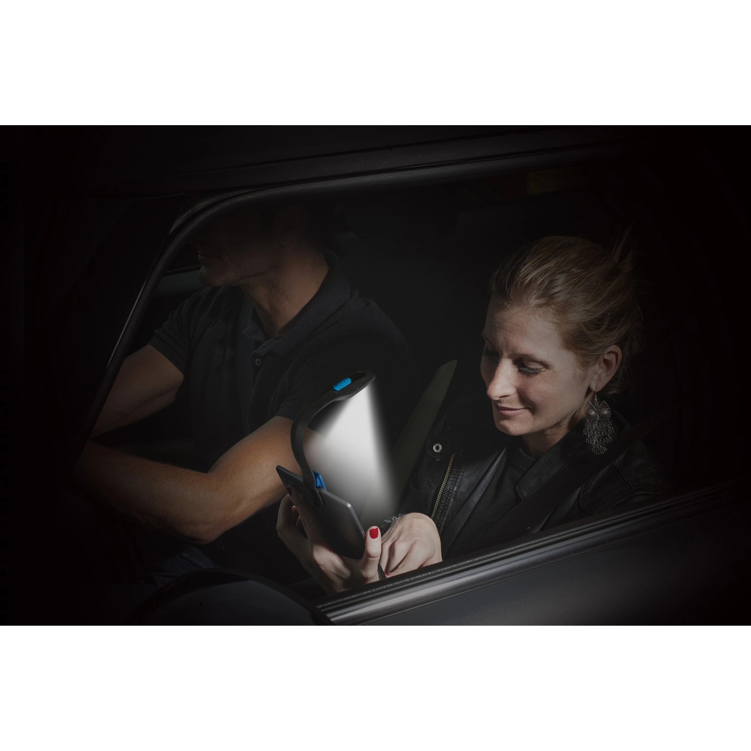 Energizer Booklight Speziallampe im Einsatz: Frau liest im Auto mit der LED Lampe.