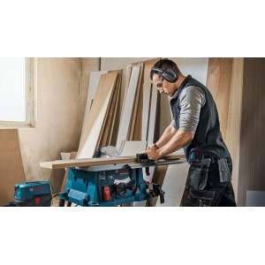 Bosch Professional GTS 254 Tischkreissäge im Einsatz mit Anwender, Werkstücke im Hintergrund.