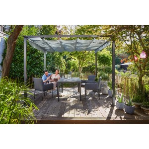 Rechteckiger Gartentisch Harris in Zement-Optik (160x90 cm) unter einer Pergola mit zwei Personen.