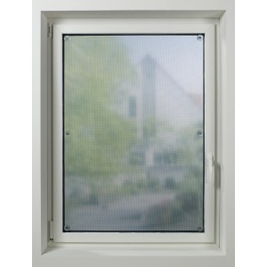 Schwarzer Gardinia Sonnenschutz (40x80 cm) als Plissee am Fenster mit Saugnäpfen befestigt.