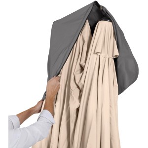 Leco Schutzhülle in Anthrazit für Ovalschirm (4,7 x 2,7 m) wird übergezogen.