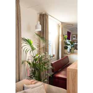 Weißer Venso E27 Lampenschirm SAGA für Pflanzenlampen in Wohnraum mit Pflanze.