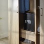 Schwarzer Yale Tresor Value Safe L Code 40 l im Kleiderschrank zur Aufbewahrung von Wertsachen.