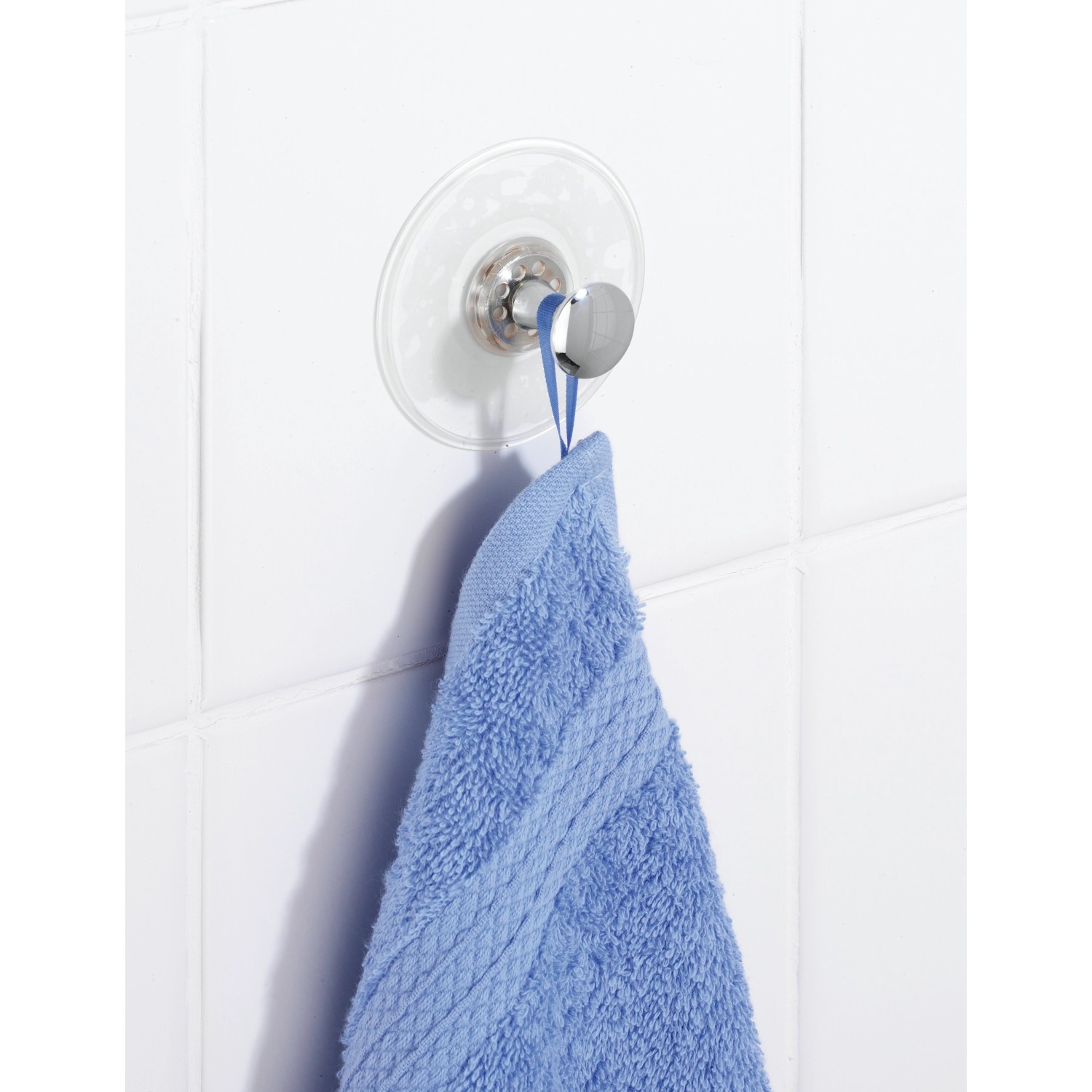 Wenko Saughaken Arezzo Chrom mit blauem Handtuch an weißen Fliesen. Handtuchhalter für Bad und Haushalt.