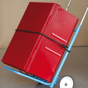 Rote Werkzeugkiste mit Master Lock Gummi-Spannseil und Karabinerhaken auf einer Sackkarre.