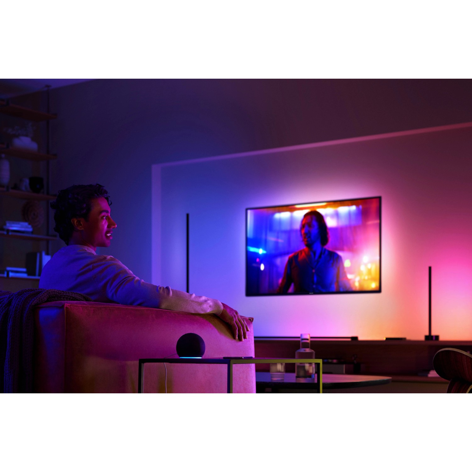 Philips Hue Lightstrip Gradient Ambience 1m Erweiterung im Wohnzimmer mit farbigem Licht.