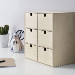 Holzkommode mit sechs Schubladen, ideal für Kreidefarben-Projekte.