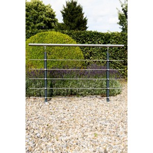 Geländerset IDA mit anthrazitfarbenen Stahlstützen und Edelstahl-Handlauf. Modernes Zubehör für Treppen und Geländer im Garten.