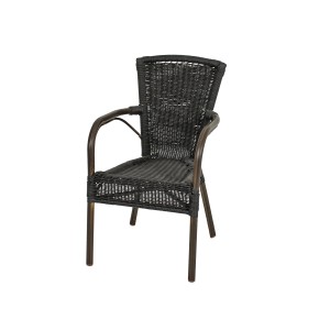 Schwarzer Garden Pleasure Stapelstuhl Julian aus Kunststoffgeflecht und Alu-Gestell in Bambusoptik.