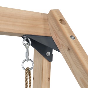 Detailaufnahme der Swing King Schaukel Ava: Holzkonstruktion mit schwarzer Metallhalterung und Seilaufhängung.
