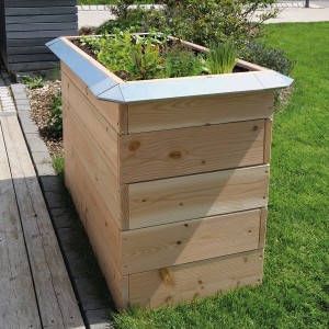 Hochbeet mit Bellissa Schneckenblech aus verzinktem Stahl als Schutz vor Schnecken.