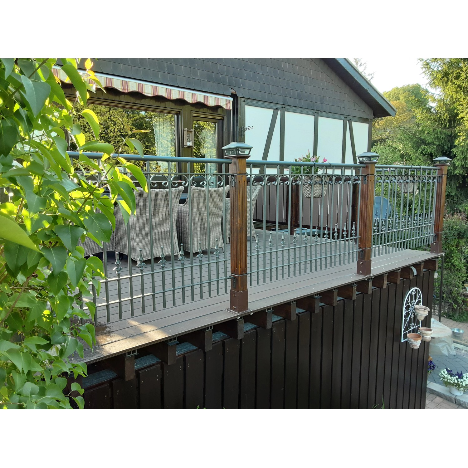 Feuerverzinktes Eleo Geländer Lucca (96x90cm) mit Zierspitzen auf einer Terrasse.