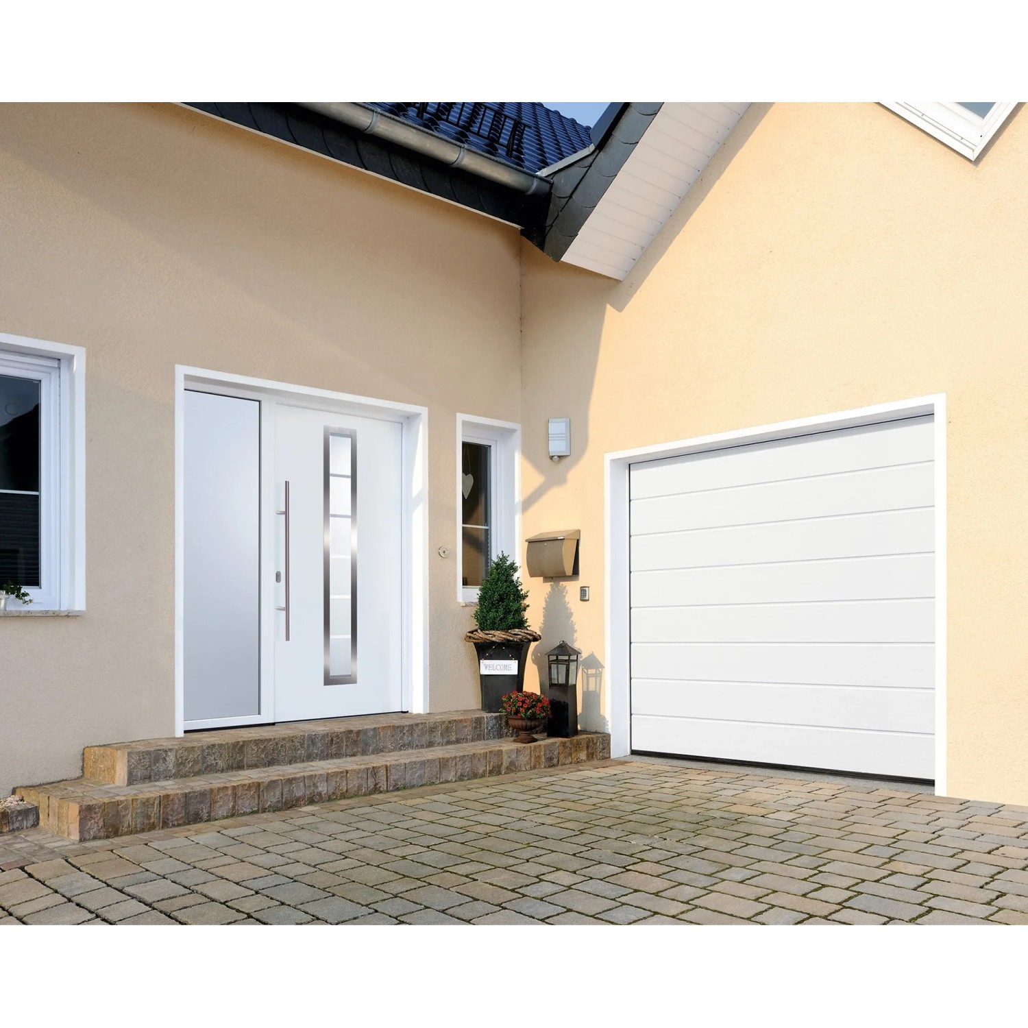 EcoStar Garagen-Sektionaltor, 2375x2125 mm, Verkehrsweiß, eingebaut in einer Hausfassade.