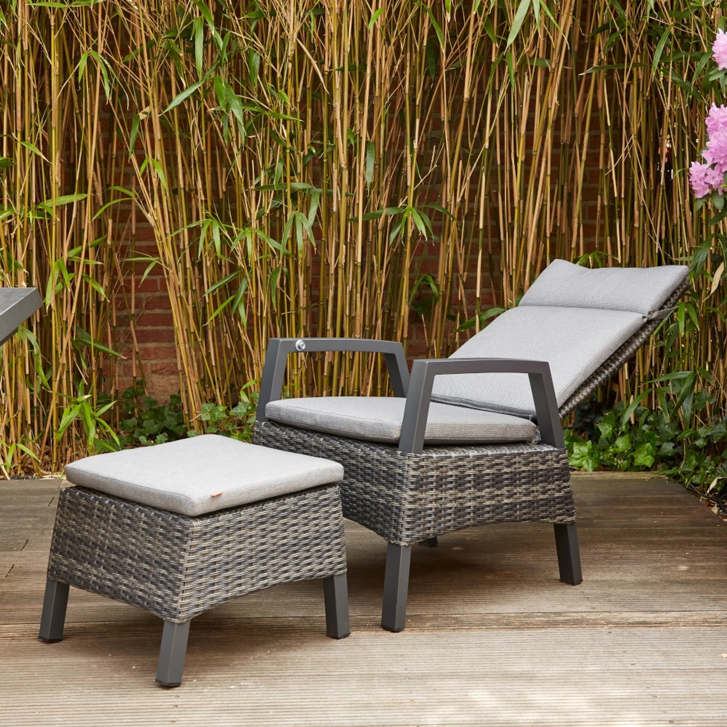 Siena Garden Hocker Taranto, anthrazit mit Kissen. Gartenhocker aus wetterfestem Geflecht und Aluminium.