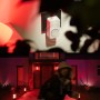 Philips Hue Indoor Sirene Secure in Weiß, Teil einer Kameraüberwachung mit Alarmsignal.