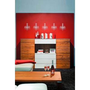 Wohnraum mit roter Wand, dekoriert mit Marabu Edelmatt Edelweiß Wandfarbe und Möbeln.
