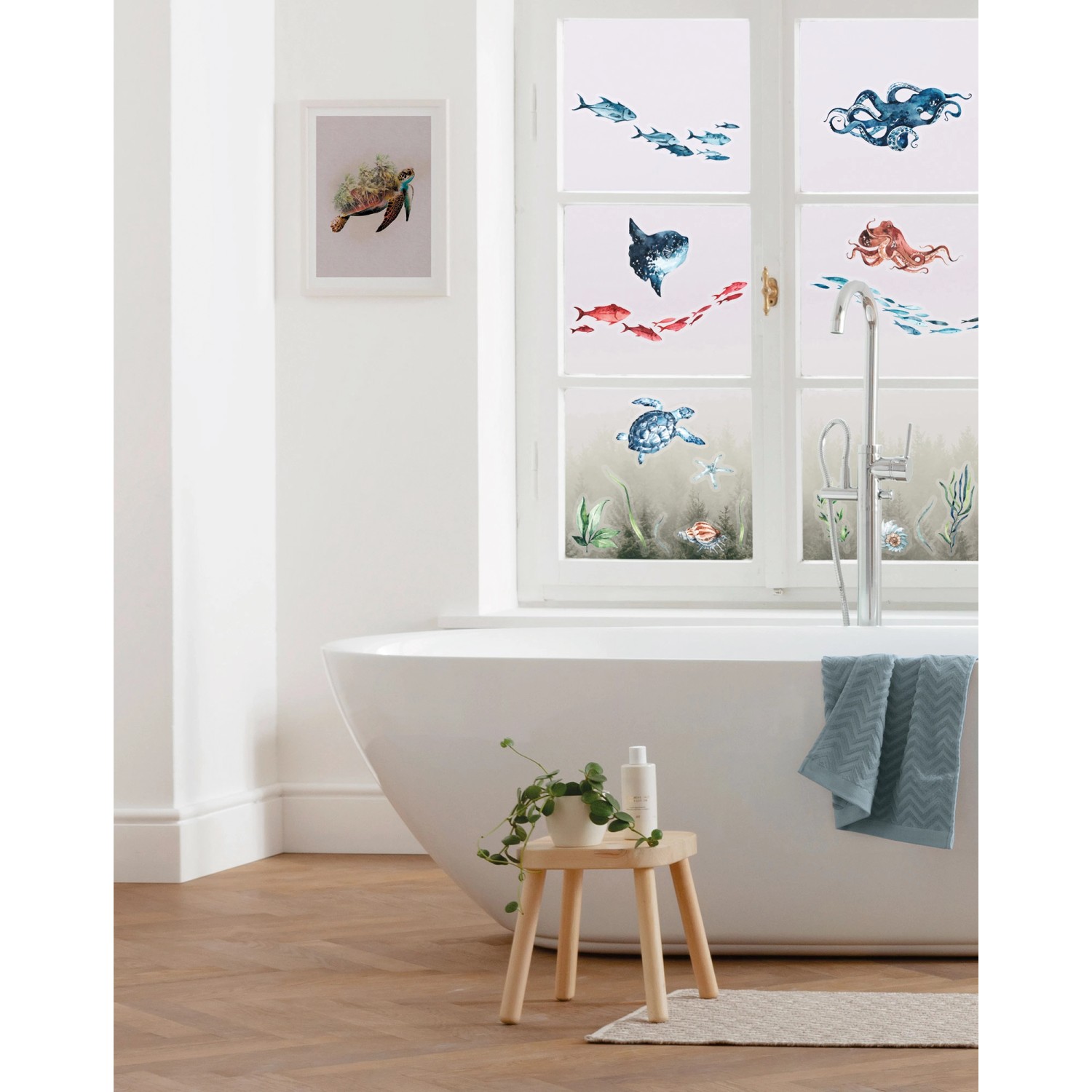 Fenstersticker Gentle Stream mit Meeresmotiven auf Badezimmerfenster.