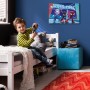 Komar Keilrahmen Spiderman Glowy Spideys, 40x60 cm, im Kinderzimmer an blauer Wand.