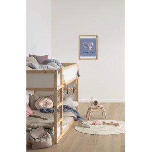 Komar Wandbild Stitch One of a Kind, 30x40 cm, im Kinderzimmer über einem Bett.