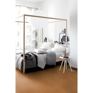 Schöner Wohnen Korkboden Helgoland im Schlafzimmer mit Bett und Nachttisch.