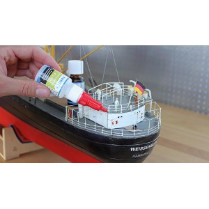 beko Allbond Fluid Glasklar Reaktionsklebstoff wird auf Modellschiff aufgetragen. Präziser Kleber für Zubehör.