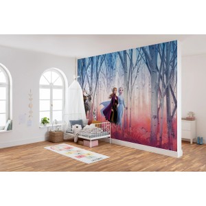 Kinderzimmer mit Fototapete Frozen Friends forever (368x254 cm) mit Anna, Elsa, Olaf und Sven im Wald.