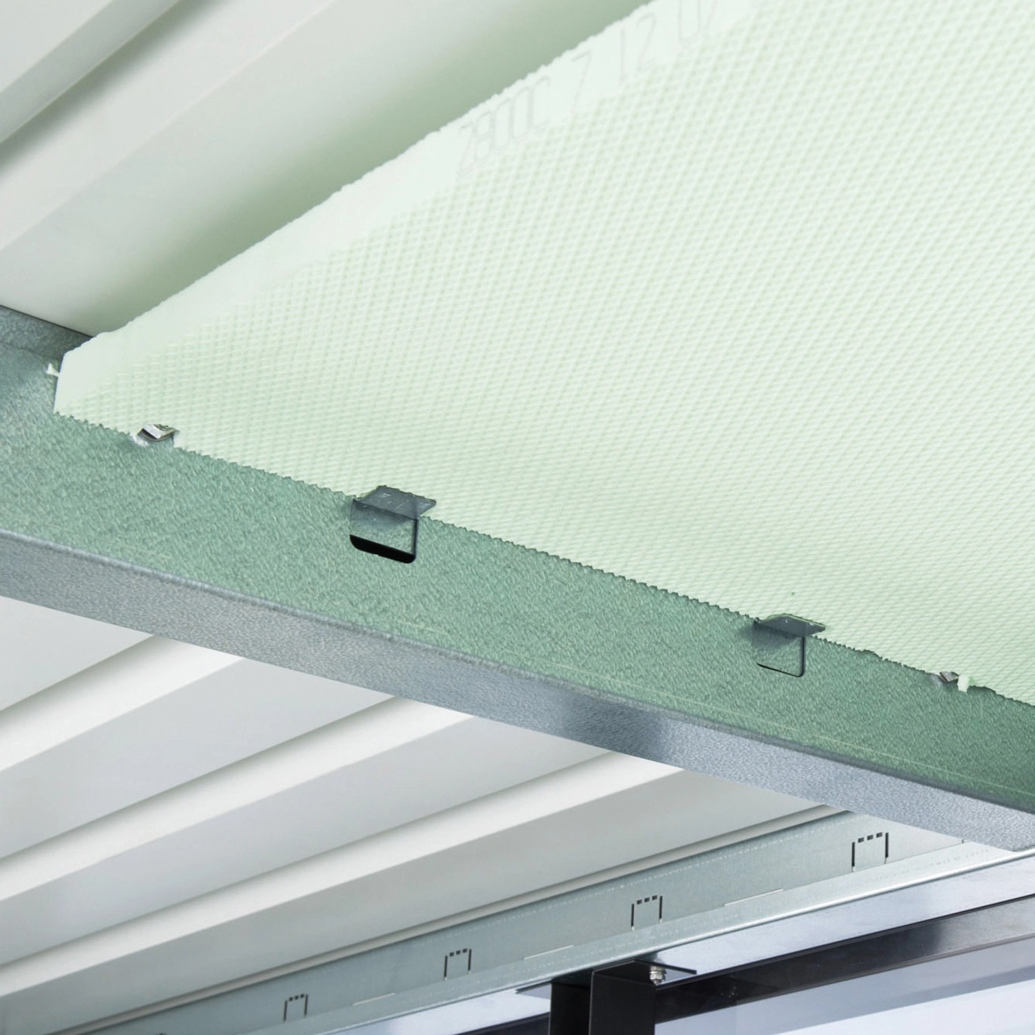 Detailaufnahme der Deckenkonstruktion des Biohort HighLine Gerätehauses in Silber-Metallic.