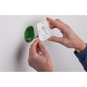 Montage der weißen Paulmann Wandeinbauleuchte mit Bewegungssensor in eckiger Form.