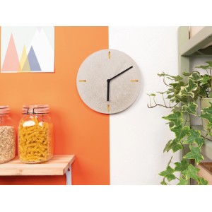 DIY Betonuhr von CREATE! by OBI, runde Wanduhr aus Beton mit schwarzen Zeigern.