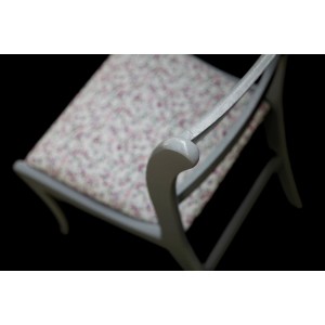 Sessel mit Kreidefarbe-Möbellack in Mineralgrau hochglänzend gestrichen.