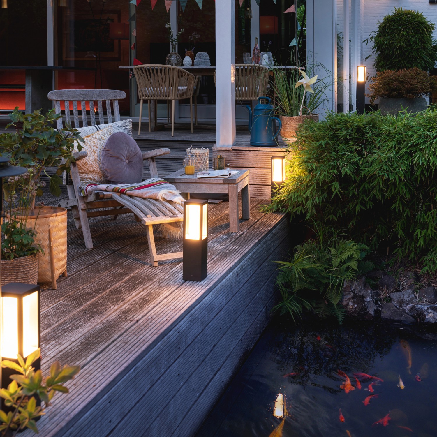 Philips Hue Impress Sockelleuchte im Garten, smarte Außenbeleuchtung mit Farbwechsel.