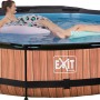 EXIT Wood Pool, braun, ø 360 cm mit Sonnensegel und Filterpumpe. Zwei Personen entspannen im Stahlrahmen Pool.