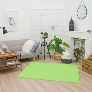 Grüne LittleTom Puzzlematte für Baby & Kinder, 18 Teile, auf Holzfußboden im Wohnzimmer. Weiche Schaumstoff Spielmatte.