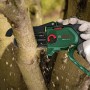 Bosch EasyChain 18V-15-7 Akku-Gehölzschneider beim Schneiden eines Astes.