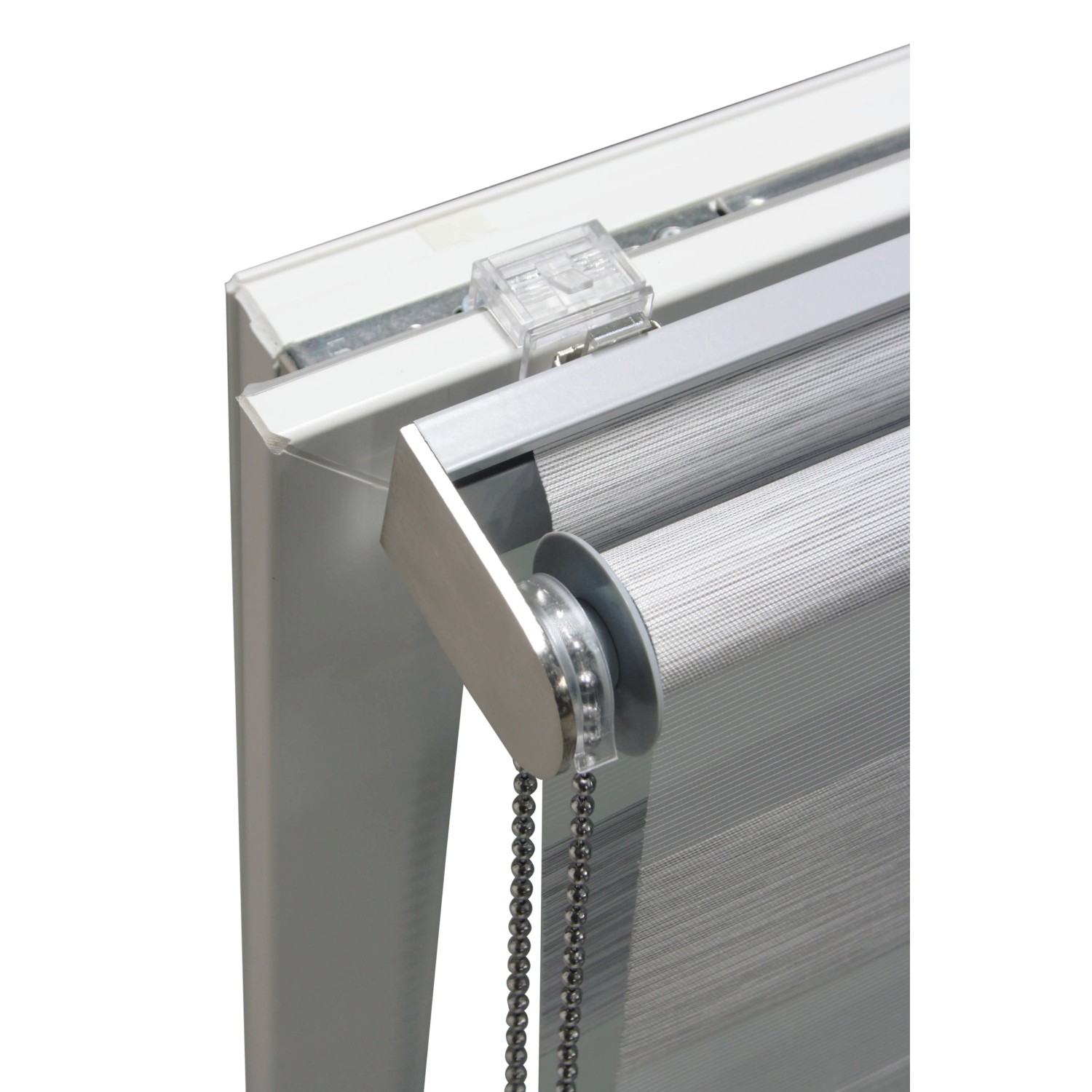 Detailaufnahme: Graues Gardinia Doppelrollo de Luxe, 50x180 cm, mit Kettenzug und silbernen Metallkomponenten.