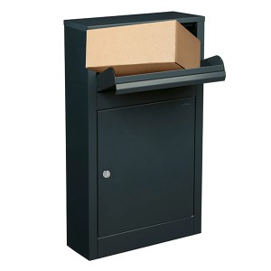 MEFA Paketkasten Hazel 465 in Anthrazit mit Paket im Einwurfschacht.