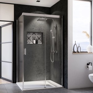 Breuer Panorama Schiebetür mit Klarglas und Chromrahmen in moderner Badezimmerumgebung.