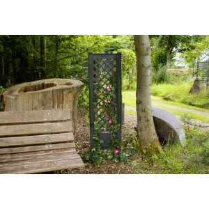 Anthrazitfarbenes KHW Spalier mit Erdspieß (43 cm) im Garten, bewachsen mit Kletterpflanzen.