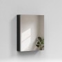 Schwarzer Emke Spiegelschrank 50x65 cm mit 1 Tür aus Aluminium, an heller Wand. Modernes Design für Ihr Bad.